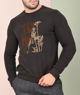 Ανδρική καφέ μπλούζα με βελούδινη απλικέ από πυκνή πλέξη 