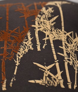 Ανδρική καφέ μπλούζα με βελούδινη απλικέ από πυκνή πλέξη 