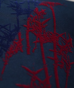 Ανδρική μπλε μπλούζα με βελούδινη απλικέ από πυκνή πλέξη