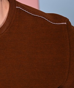 Ανδρική καφέ μπλούζα με επιγραφή από πυκνή πλέξη