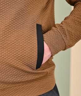 Ανδρικό καφέ μεταβατικό μπουφάν με μικρούς ρόμβος 