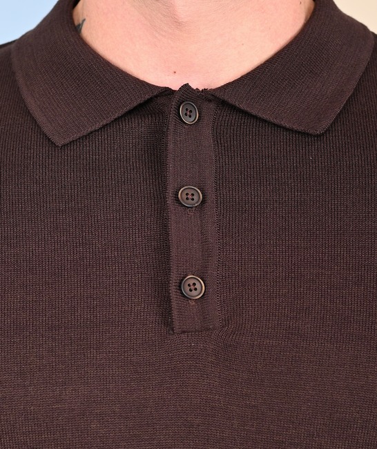 Ανδρικό πλεκτό πουλόβερ με τρία κουμπιά σε καφέ χρώμα	