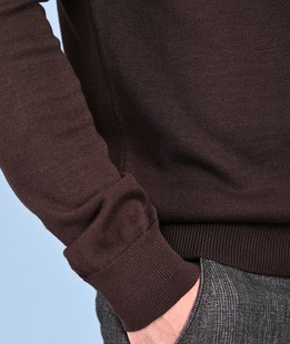 Ανδρικό πλεκτό πουλόβερ με τρία κουμπιά σε καφέ χρώμα	