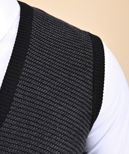 Ανδρικό μαύρο πλεκτό γιλέκο με γκρι πλεκτό σχέδιο μπροστά