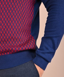 Ανδρικό μπλε πουλόβερ με μικρούς μπορντό ρόμβος  