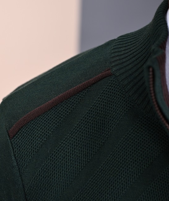 Ανδρικό πράσινο πλεκτό πουλόβερ με λωρίδες από ανάγλυφο ύφασμα με φερμουάρ