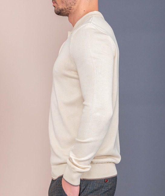 Ανδρικό λευκό πουλόβερ με υφασμάτινο κάλυμμα πάνω από τα κουμπιά	