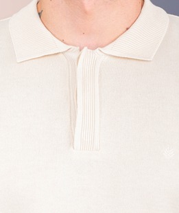 Ανδρικό λευκό πουλόβερ με υφασμάτινο κάλυμμα πάνω από τα κουμπιά	