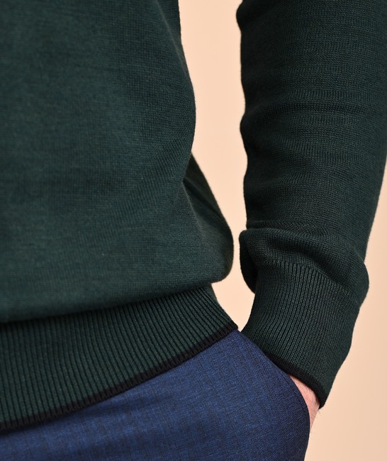 Ανδρικό πράσινο πουλόβερ με υφασμάτινο κάλυμμα πάνω από τα κουμπιά