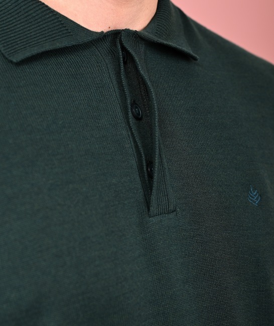 Ανδρικό πράσινο πουλόβερ με υφασμάτινο κάλυμμα πάνω από τα κουμπιά