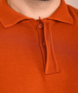 Ανδρικό κεραμιδί πουλόβερ με υφασμάτινο κάλυμμα πάνω από τα κουμπιά 