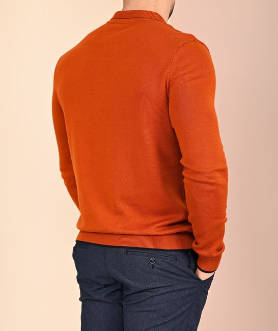 Ανδρικό κεραμιδί πουλόβερ με υφασμάτινο κάλυμμα πάνω από τα κουμπιά 