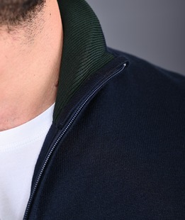 Ανδρική πράσινη πλεκτή ζακέτα με πλεκτό πεύκο  στην πλάτη