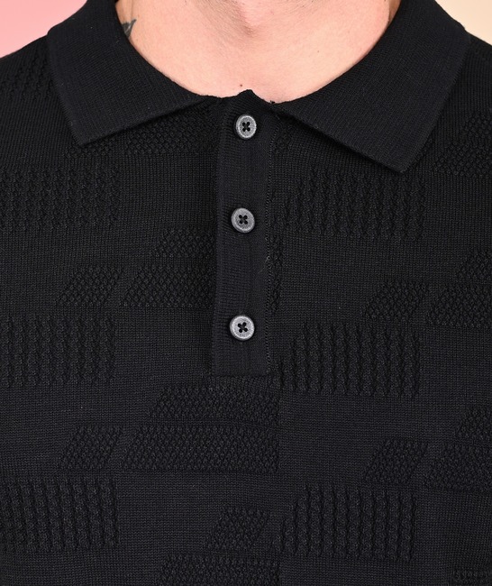 Ανδρικό μαύρο πουλόβερ με γιακά και γραφικά σχέδια