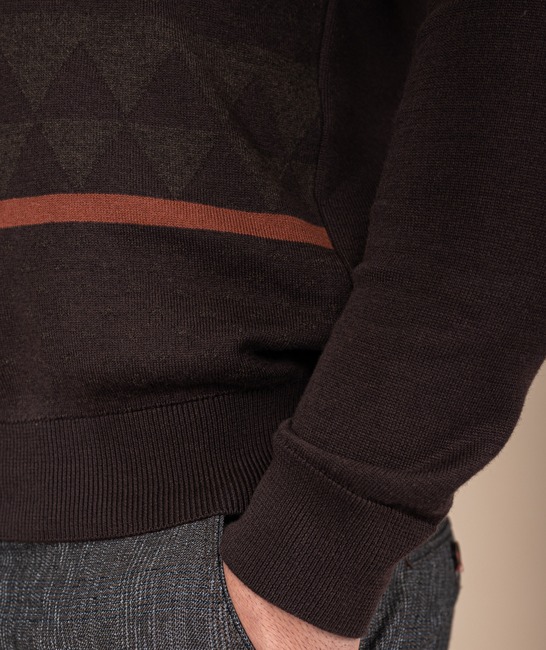 Ανδρικό καφέ πουλόβερ με ανοιχτόχρωμα τρίγωνα και ρίγες