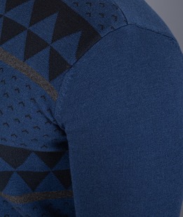 Ανδρικό μπλε πουλόβερ με μαύρα τρίγωνα και ρίγες