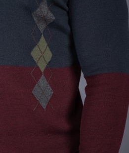 Ανδρικό δίχρωμο πουλόβερ μπλε και μπορντό με ρόμβος στο πλάι 