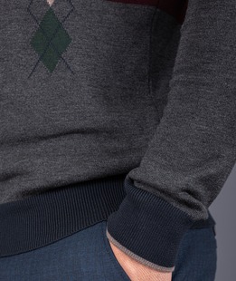 Ανδρικό διχρωμο μπορντό και γκρι πουλόβερ με ρομβοειδή στο πλάι