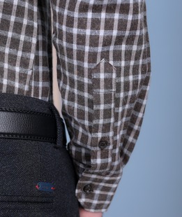 Καφέ καρό πουκάμισο με λευκούς τόνους