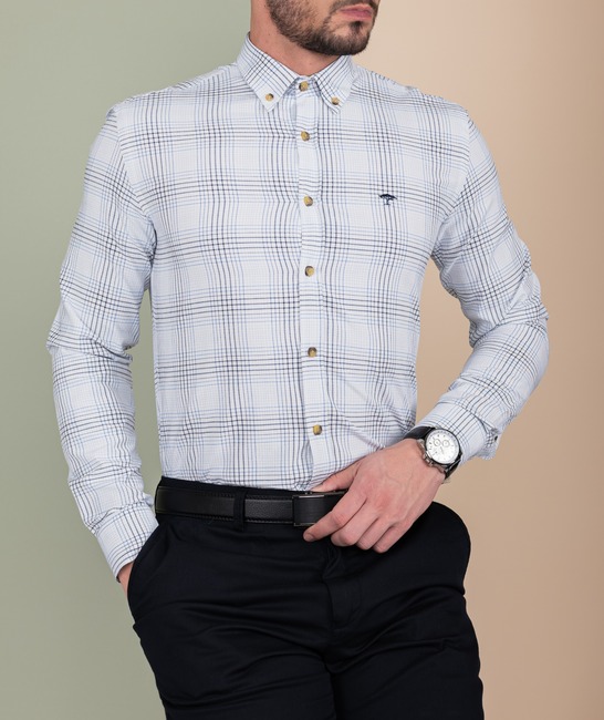 Κομψό λευκό ανδρικό πουκάμισο με μπλε και μαύρο καρό