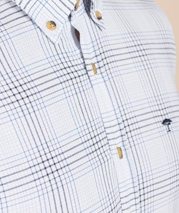 Κομψό λευκό ανδρικό πουκάμισο με μπλε και μαύρο καρό