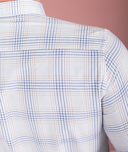 Κομψό ανδρικό λευκό πουκάμισο με μπλε και καφέ καρό