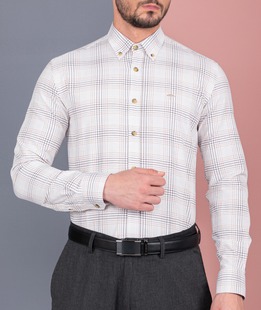 Καρό ανδρικό πουκάμισο με καφέ προφορά χρώμα λευκό, 