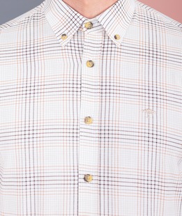 Καρό ανδρικό πουκάμισο με καφέ προφορά χρώμα λευκό, 