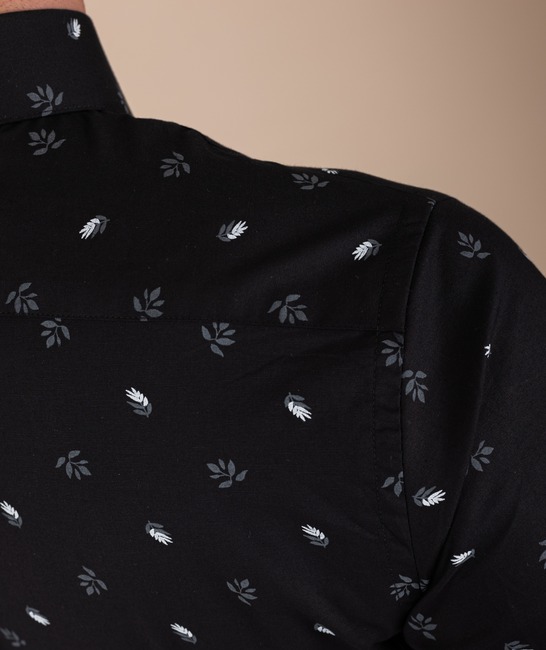 Μαύρο ανδρικό πουκάμισο με μοτίβα γκρι κλαδάκια και μικρα φυλλα