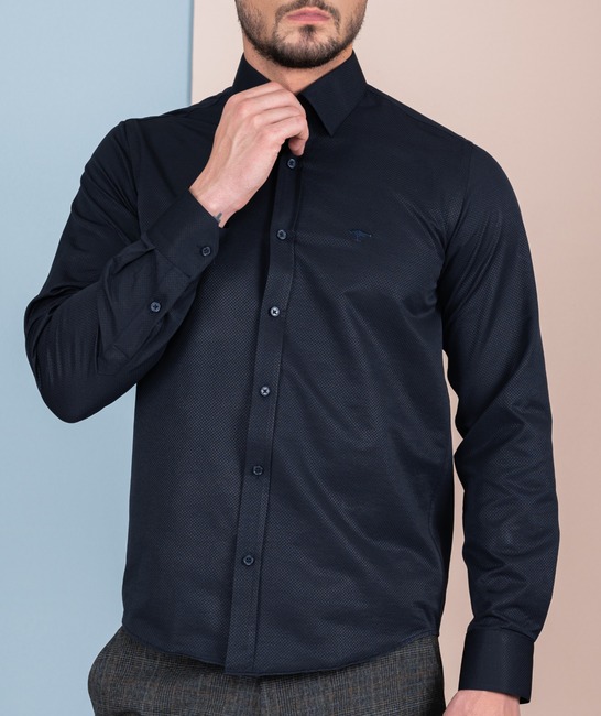 Σκούρο μπλε ανδρικό πουκάμισο από ανάγλυφο ύφασμα σε λεπτή πλέξη