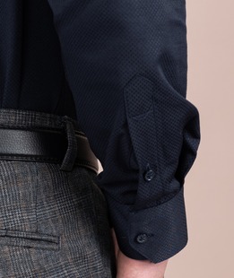 Σκούρο μπλε ανδρικό πουκάμισο από ανάγλυφο ύφασμα σε λεπτή πλέξη