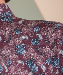 Ανδρικό πουκάμισο σε μπορντό χρώμα με τριαντάφυλλα και φλοράλ στοιχεία