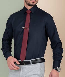 Σκούρο μπλε ανδρικό πουκάμισο  με κεντημένο λογότυπο 