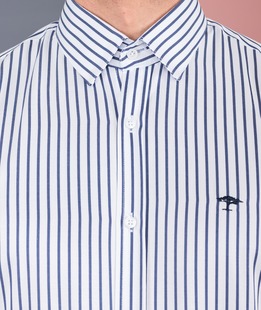 Λευκό ανδρικό ριγέ πουκάμισο  και μικρό λογότυπο Λευκό ανδρικό ριγέ πουκάμισο  και μικρό λογότυπο