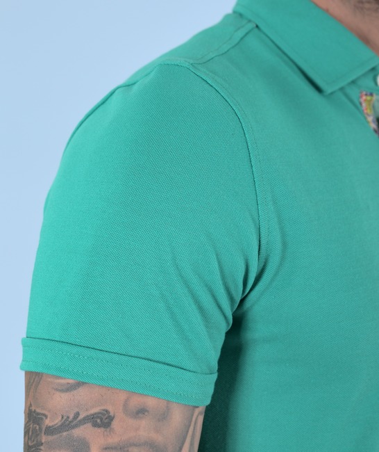Ανδρικό μονόχρωμο μπλουζάκι με γιακά χρώμα πράσινο με λογότυπο