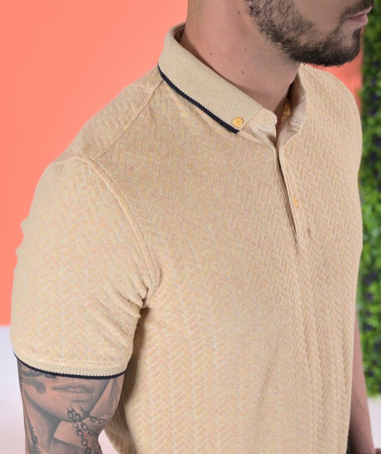Ανδρικό t-shirt με γιακά χρώμα μουσταρδί με μικρά στοιχεία