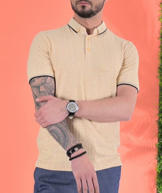 Ανδρικό t-shirt με γιακά χρώμα μουσταρδί με μικρά στοιχεία