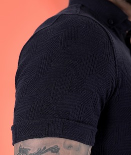 Ανδρικό σκούρο μπλεμ πλουζάκι  με γιακά και ζιγκ - ζαγκ φιγούρες 