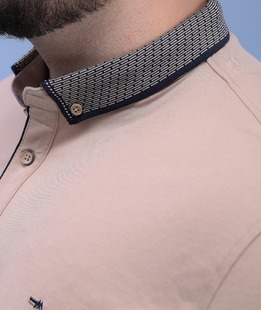 Μονόχρωμη μπεζ μπλούζα με γιακά μεγάλο μέγεθος 