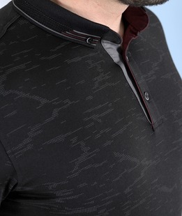 Μαύρο μπλουζάκι με γιακά με αφηρημένα στοιχεία 