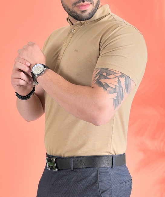 Ανδρικό μπλουζάκι με γιακά χρώμα μπεζ με κεντημένο λογότυπο από ανάγλυφο ύφασμα 