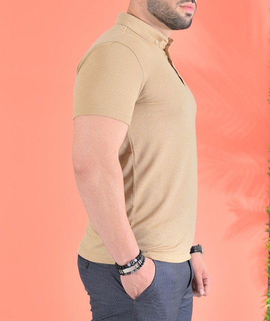 Ανδρικό μπλουζάκι με γιακά χρώμα μπεζ με κεντημένο λογότυπο από ανάγλυφο ύφασμα 