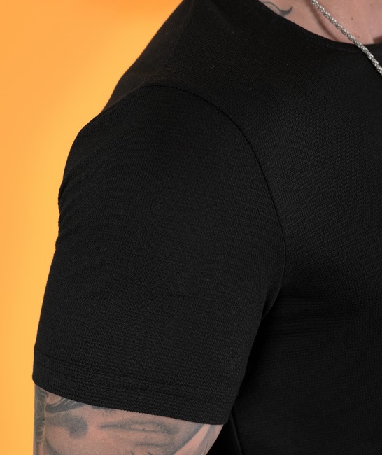 Μαύρο ανδρικό μονόχρωμο μπλουζάκι από ανάγλυφο ύφασμα 