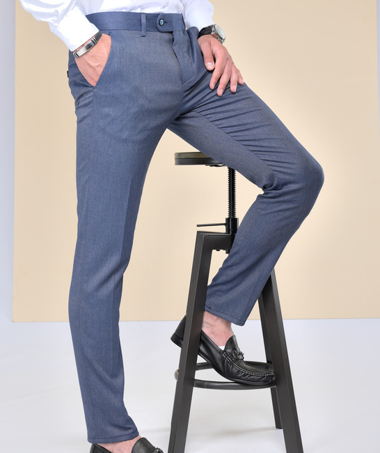 Ανδρικό γκρι-μπλε παντελόνι από ανάγλυφο ύφασμα 