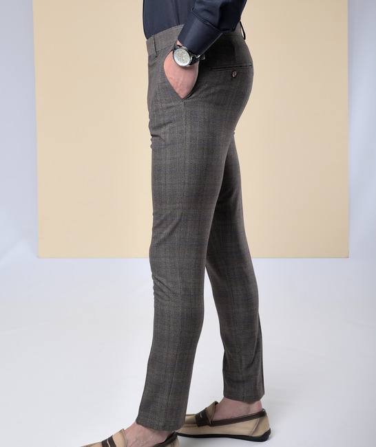 Ανδρικό παντελόνι σε καφέ χρώμα με λεπτές μπλε γραμμές