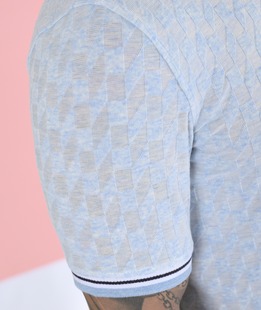 Γαλάζιο Πόλο μπλουζάκι σε τρισδιάστατα τετράγωνα