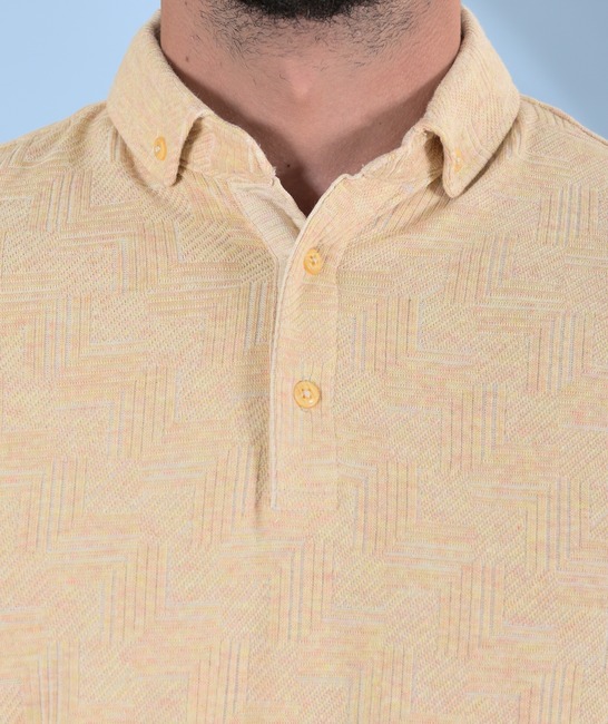 Μπλουζάκι με ζιγκ-ζαγκ στοιχεία χρώμα μουσταρδί με γιακά 