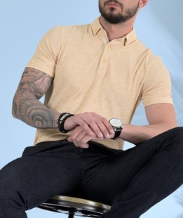 Μπλουζάκι με ζιγκ-ζαγκ στοιχεία χρώμα μουσταρδί με γιακά 