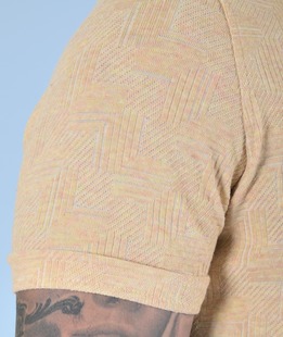 Μπλουζάκι με ζιγκ-ζαγκ στοιχεία χρώμα μουσταρδί με γιακά 