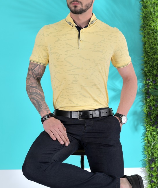 Ανδρικό κίτρινο μπλουζάκι με γιακά με σχέδιο 